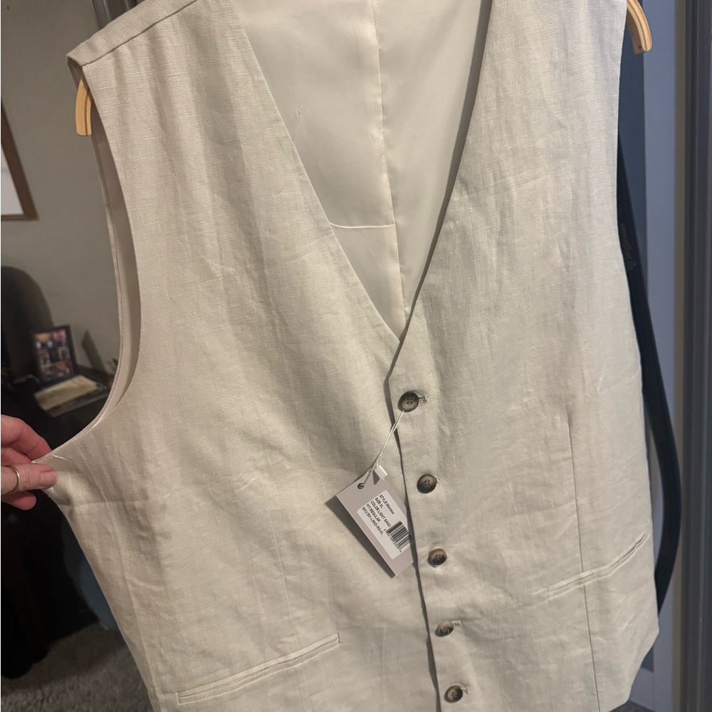 Amazon Women's Cream Button-Front Linen Vest
